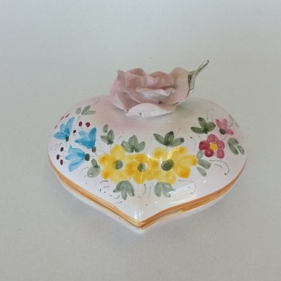 Ceramiche d-Arte di Albisola - Scatola con rosa sul coperchio. Maiolica 